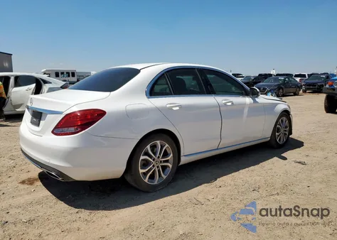 2018 Mercedes-Benz C 300 z USA, uszkodzony, nr VIN 55SWF4JB7JU271803
